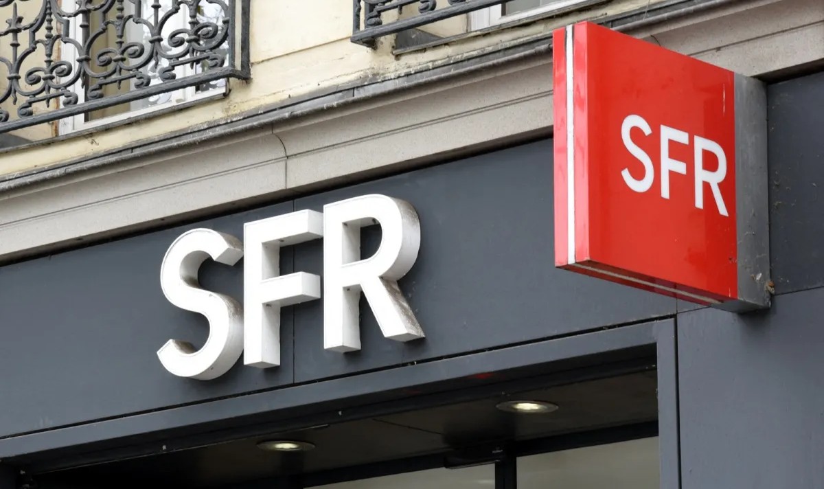 Logo SFR sur une boutique, car la vente de l'opérateur s'accélère, laissant à craindre de futurs augmentations sur le marché des forfaits mobile