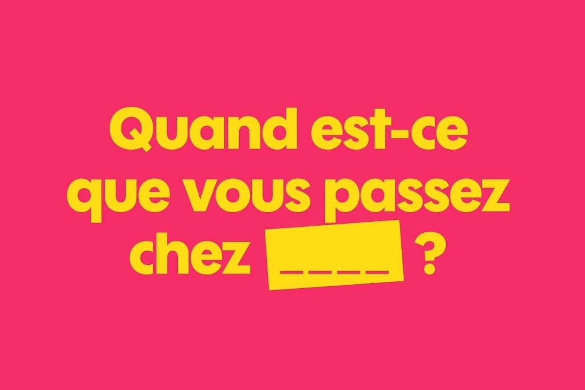 Fille en marinière sourit, pouces levés, car nouveau forfait Sosh de 20 Go à seulement 3.99€/mois