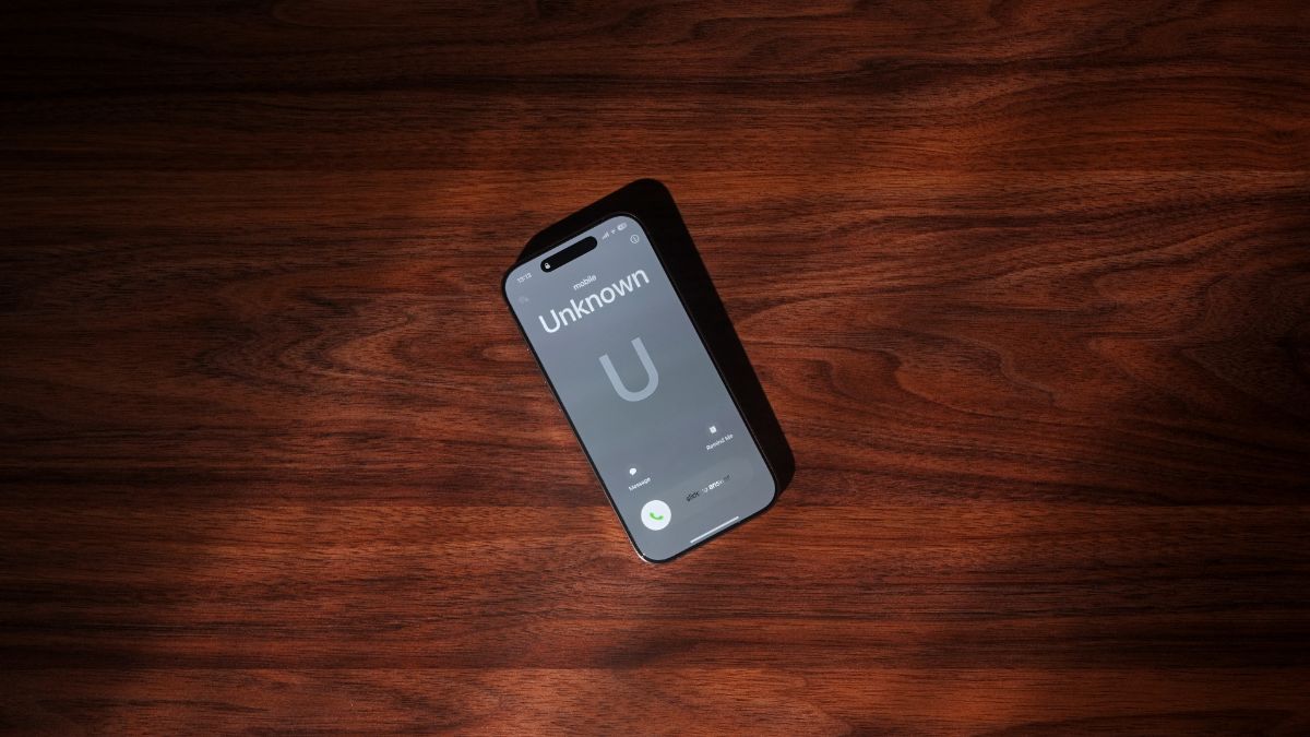Smartphone avec appel inconnu sur l'écran, le fléau désormais combattu par Bouygues Telecom