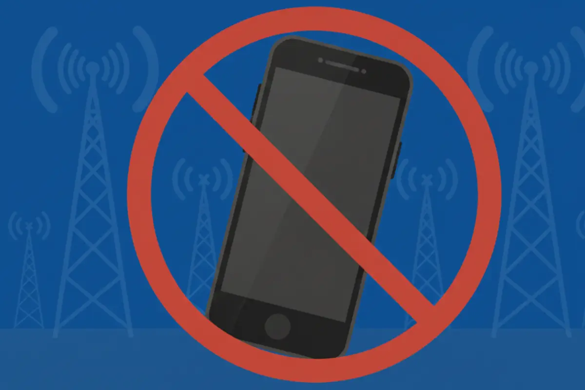 Smartphone sur fond bleu avec signe routier cercle rouge "interdit", car la 2G d'Orange cessera en avril prochain