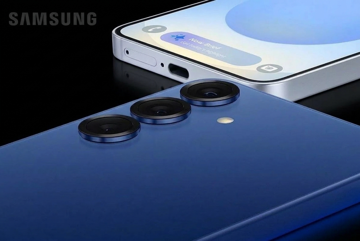 Smartphone Samsung bleu avec trois objectifs photo au dos sur fond noir.