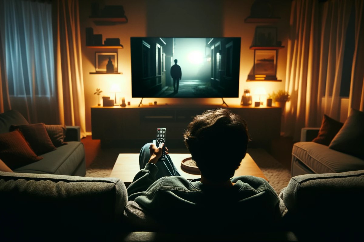Homme devant sa télé avec SVoD, regarde Universal+ gratuit car intégré à sa Freebox