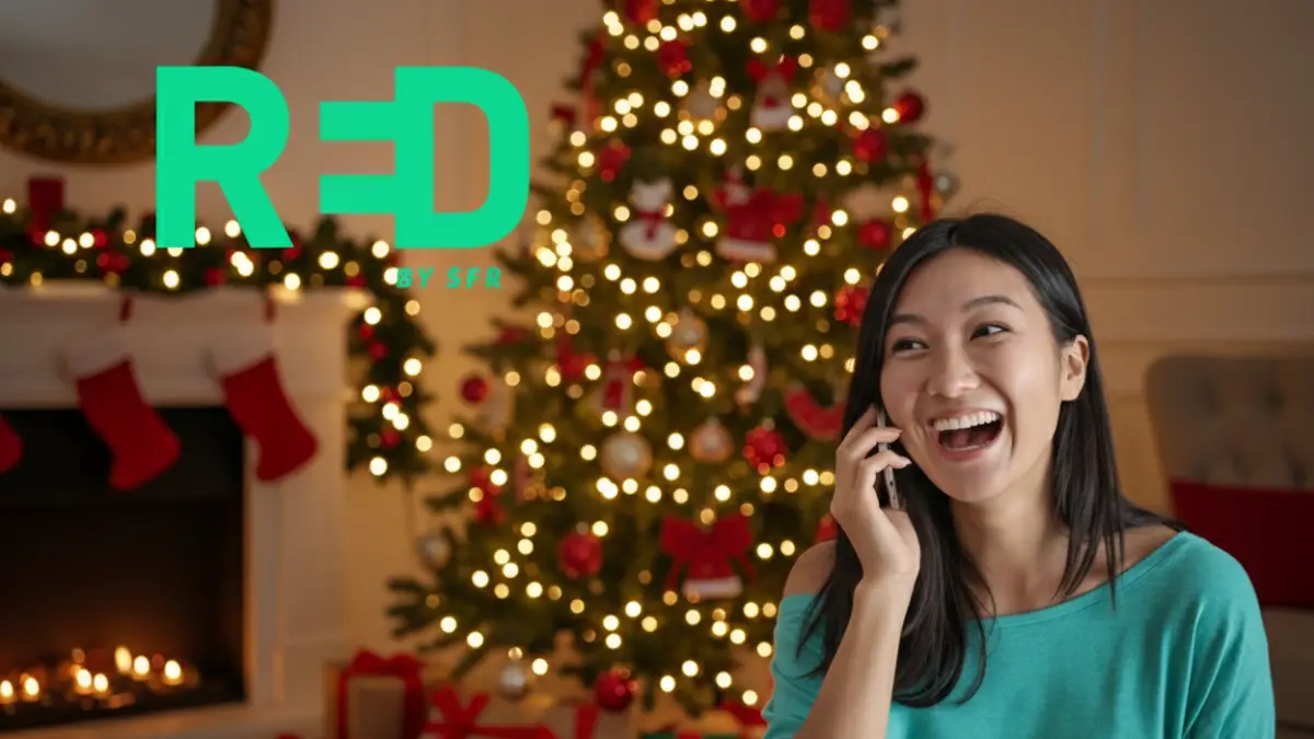 Femme avec smartphone à l'oreille sourit, avec logo de RED by SFR, car 1 mois d'accès à l'application Cafeyn offert pour les Fêtes