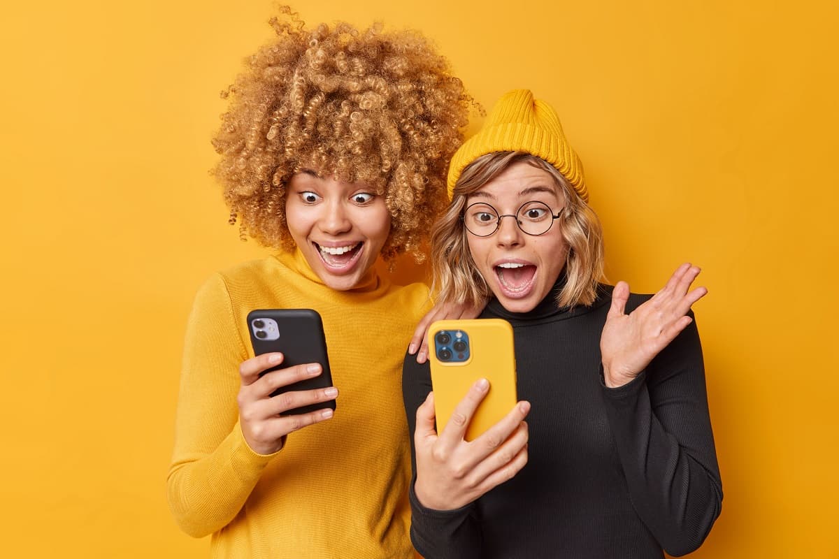 Deux filles hyper contentes avec leur énorme forfait mobile