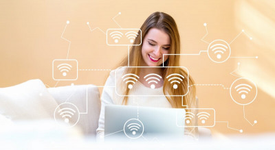 Une femme attribue des réseaux -Wi-Fi à ses différents appareils