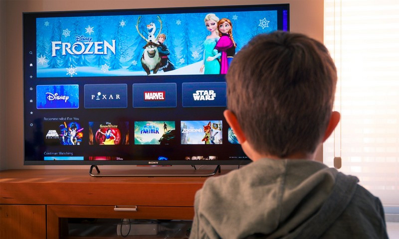 un enfant regarde Disney+ sur sa TV connectée Philips