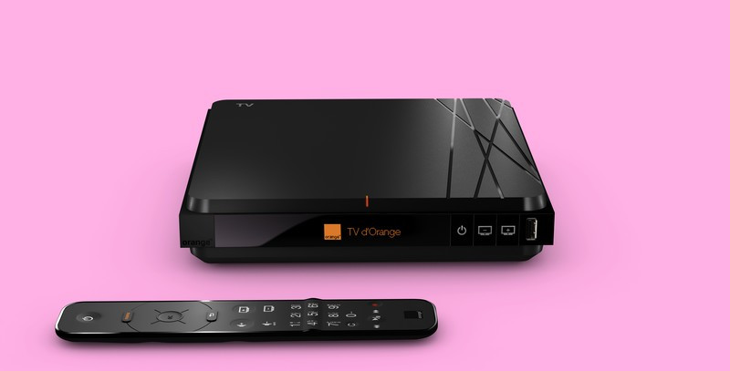 Le décodeur TV 4d'Orange avec sa télécommande