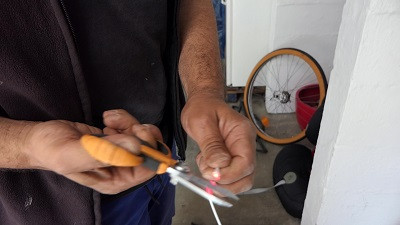 Si la lumière passe dans la fibre optique, c'est qu'elle fonctionne.