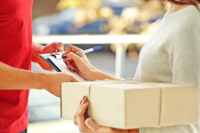 une femme rend sa box Internet en boutique