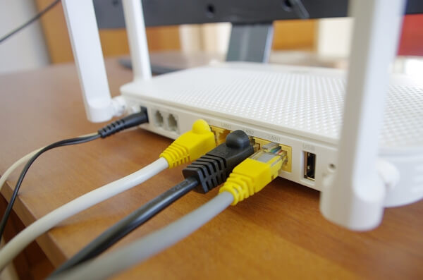 Câble ethernet branché à une box Internet