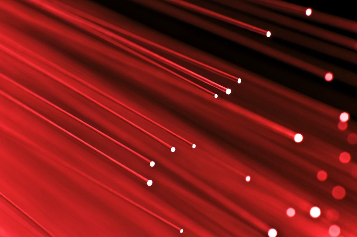 Logo SFR et le très haut débit fibre fond rouge