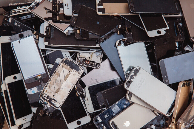 Un tas d'iPhone cassé au recyclage