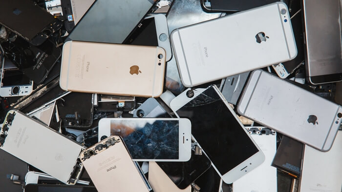 Des iPhone cassés prêts pour le recyclage