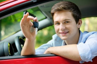 jeune conducteur au volant