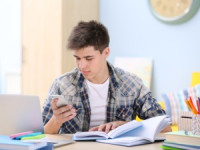 Pas de smartphone pendant les repas et les devoirs