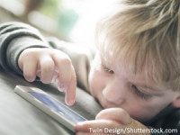 Smartphones, tablettes, télé : les dangers des écrans pour les enfants