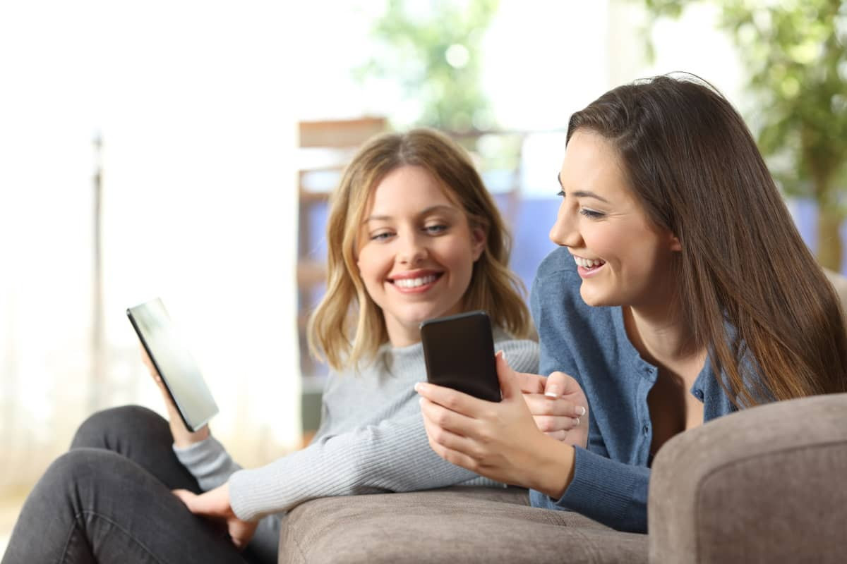 2 Femmes contentes car ça capte bien avec le service Wi-Fi Sérénité d'Orange