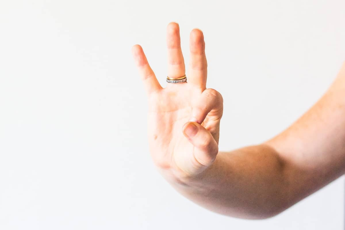 Main avec 3 doigts levés pour 3 avantages du forfait 5G de 250Go à moins de 9€ chez Lebara