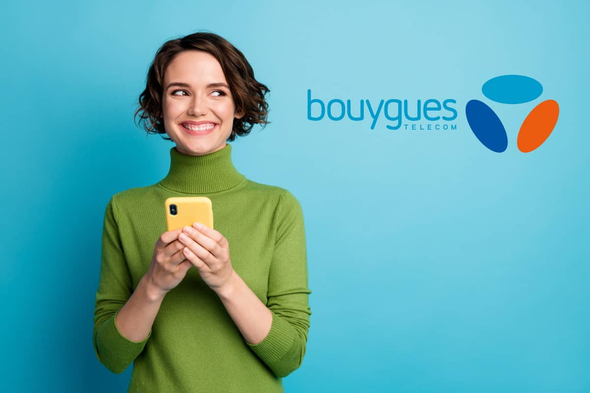 Femme avec smartphone et logo Bouygues Telecom sourit, ravie des ventes flash "forfait mobile + smartphone", surtout l'iPhone 17 à -250€ avec forfait de 150 Go en 5G