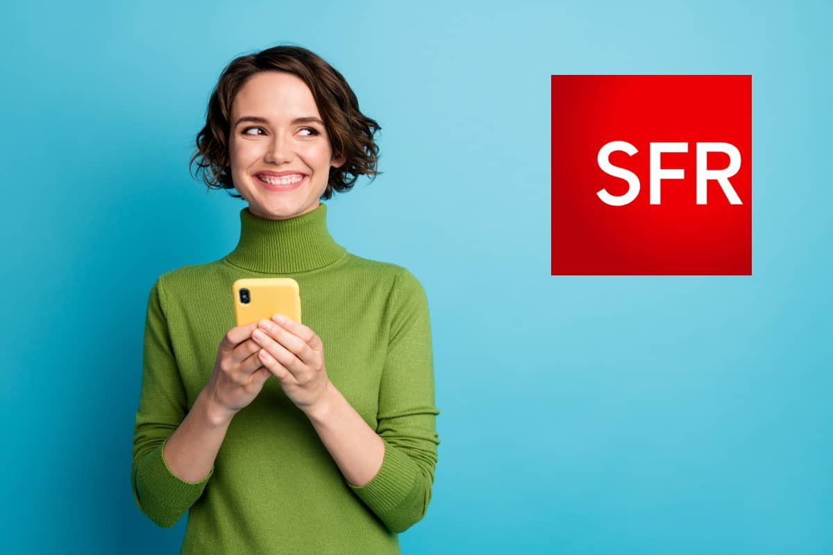 Femme avec smartphone sur fond bleu avec logo SFR sourit, ravie de son tarif à moins de 15€ réservé aux abonnés Box