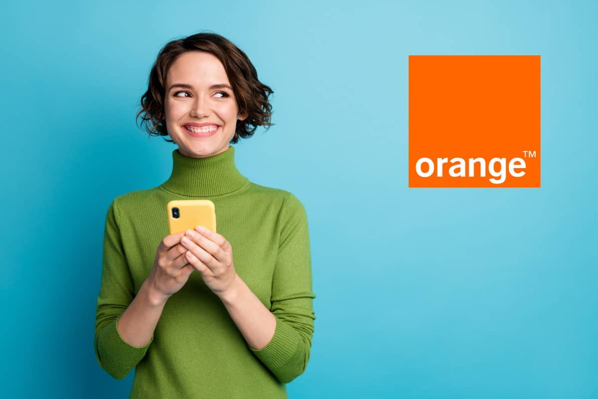 Femme contente avec forfait mobile remisé grâce au Pack Livebox d'Orange