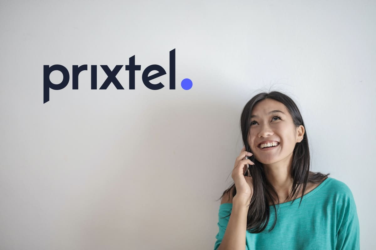 Femme heureuse téléphone avec le forfait ajustable "Oxygène" de Prixtel