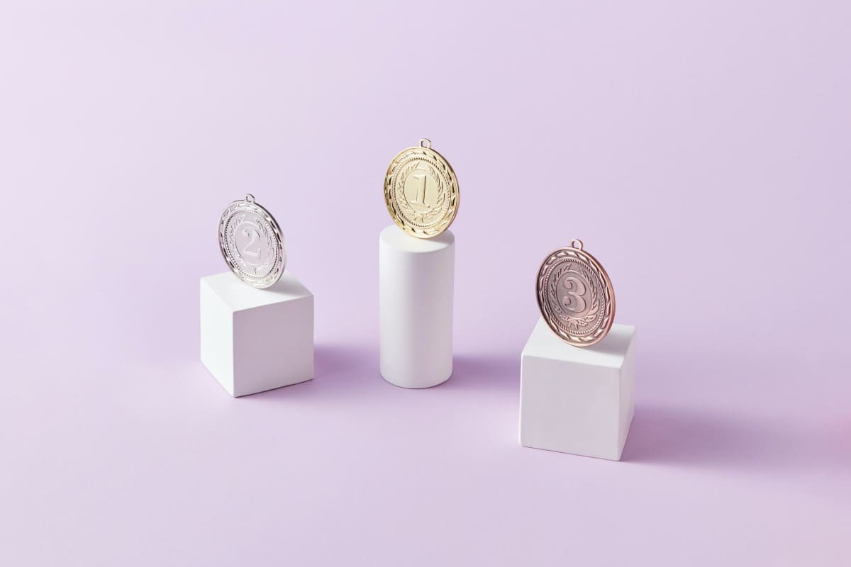 3 pièces en or, argent et bronze, sur leurs podiums, pour 3 forfaits mobile de 100 Go pas chers