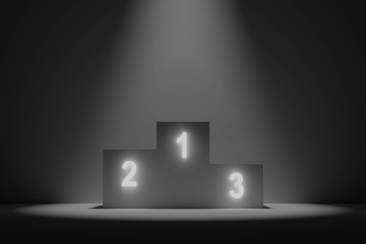 Podium noir sous spot blanc, car 3 iPhone d'Apple sont les meilleures ventes de 2024