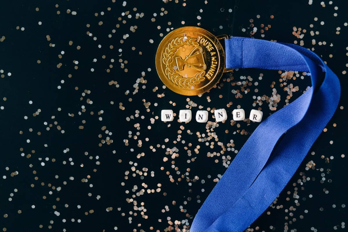 Médaille d'or sur fond noir : Samsung 2eme marque préférée des français, et des smartphones en promo