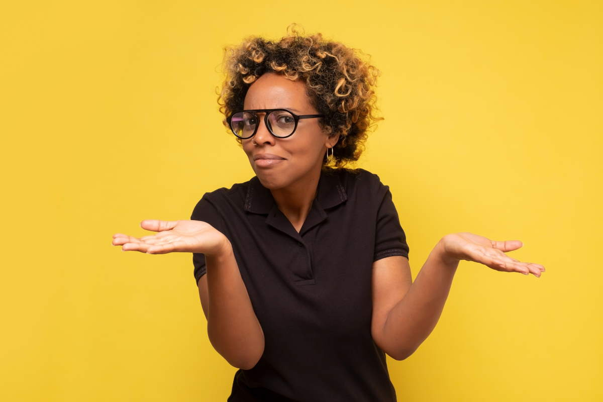 Femme mains levées hésite entre les box sans TV de Orange et de RED by SFR