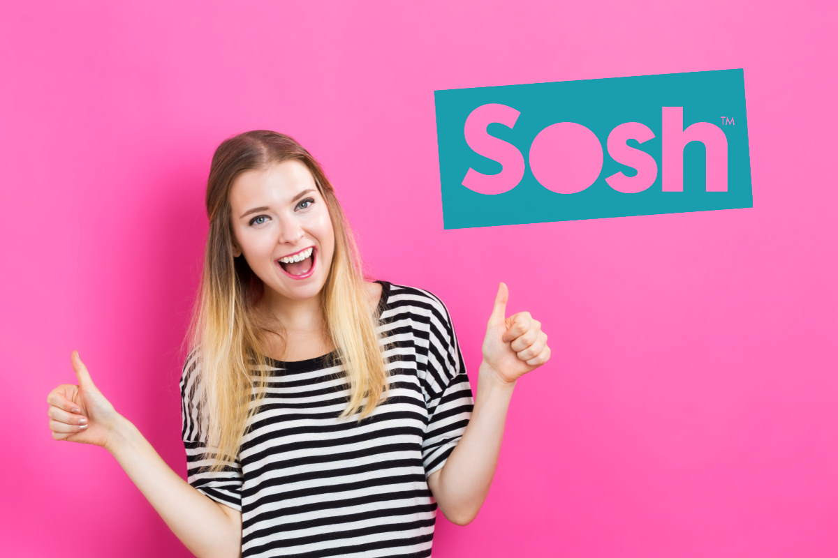 Fille blonde pouces levés car contente de payer moins cher son forfait mobile chez Sosh