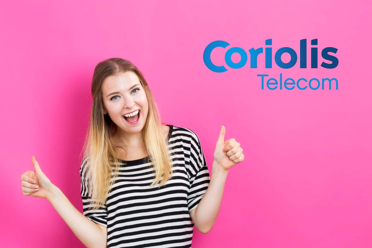 Femme contente avec forfaits pas cher de Coriolis Telecom