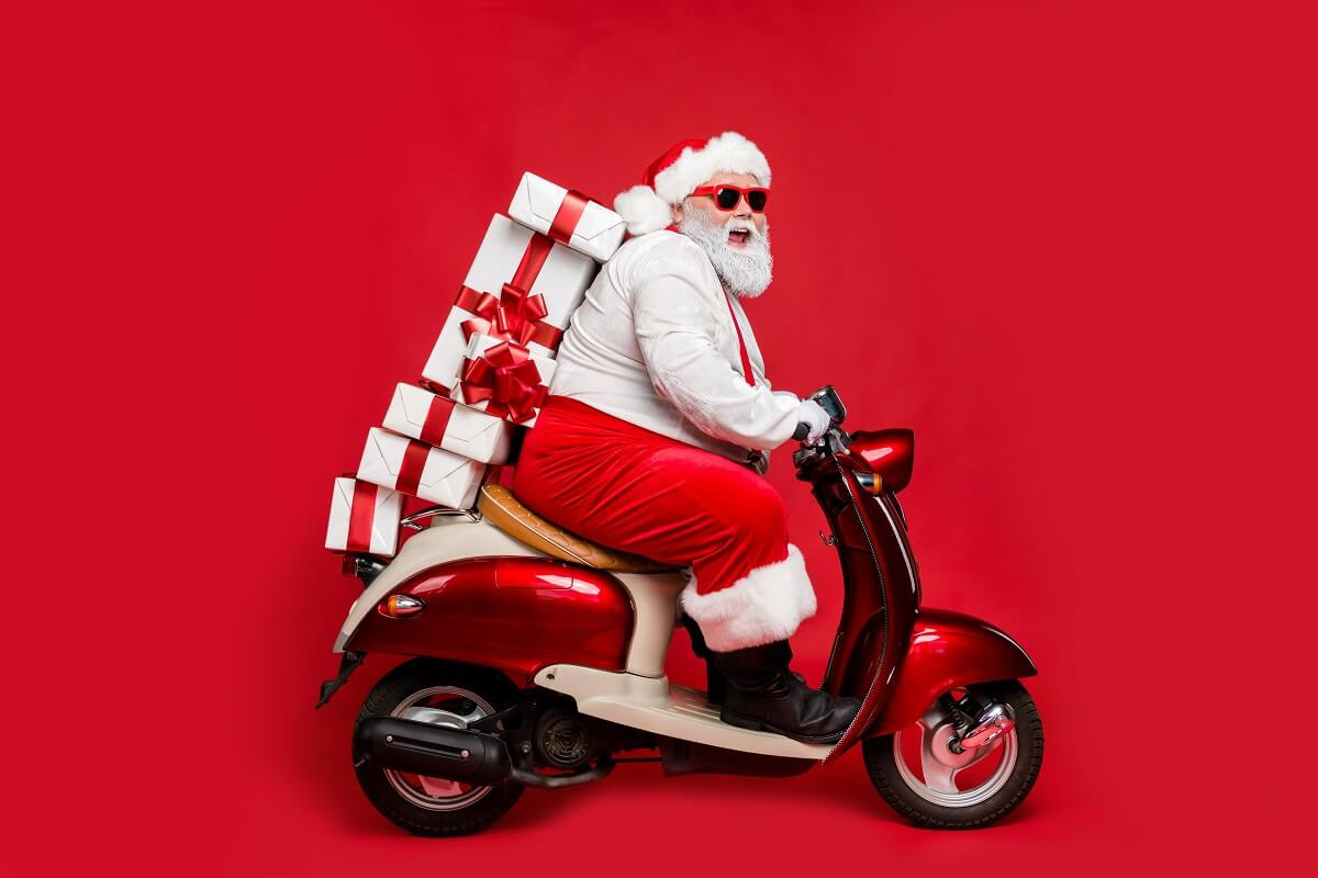 Père Noël en scooter apporte 4 cadeaux : 4 avantages pour tous les nouveaux abonnés Bbox