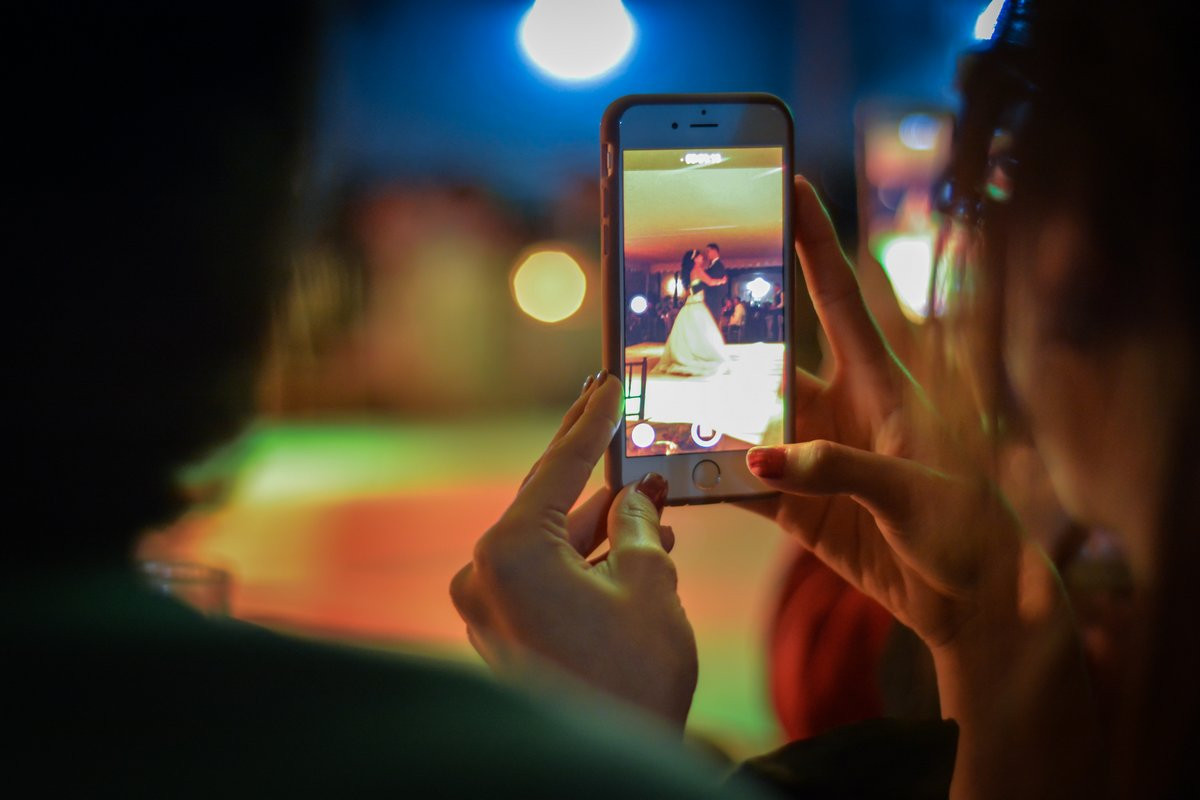 Femme prend photo de nuit avec son smartphone, le meilleur du monde pour la photo, le Google Pixel 9 Pro XL