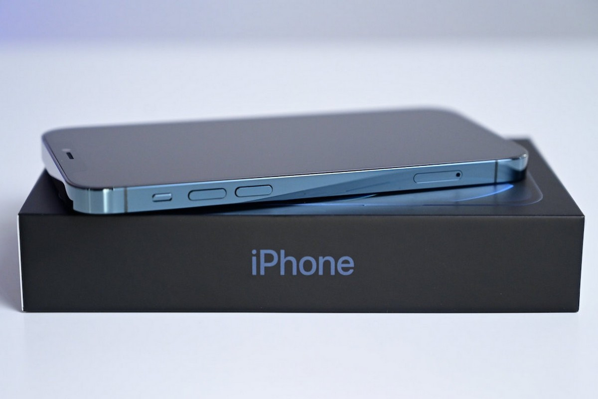 iPhone 12 sur sa boîte d'emballage, offert en reconditionné chez NRJ Mobile