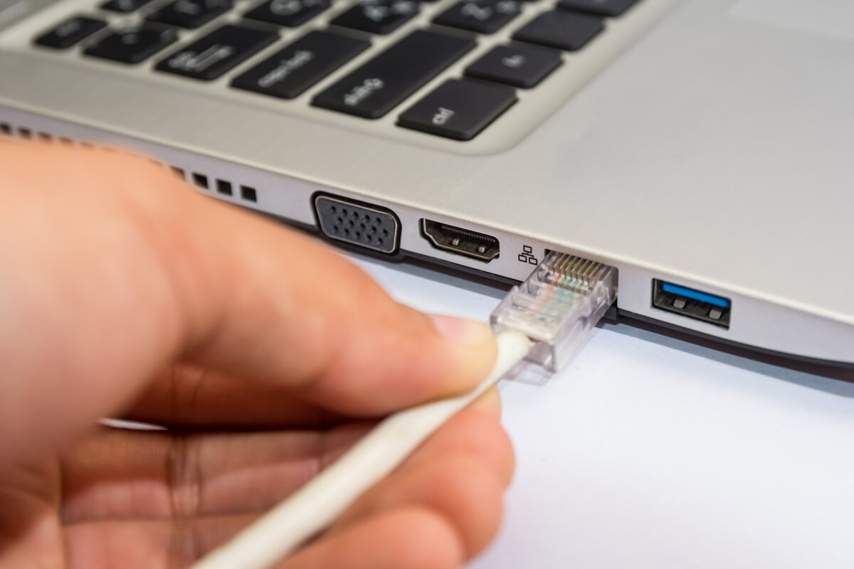 Câble Ethernet dans PC pour connexion au top : Orange vous installe une prise