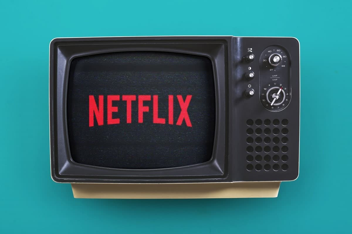 Logo Netflix dans vieille TV, gratuit avec Box de SFR et Free