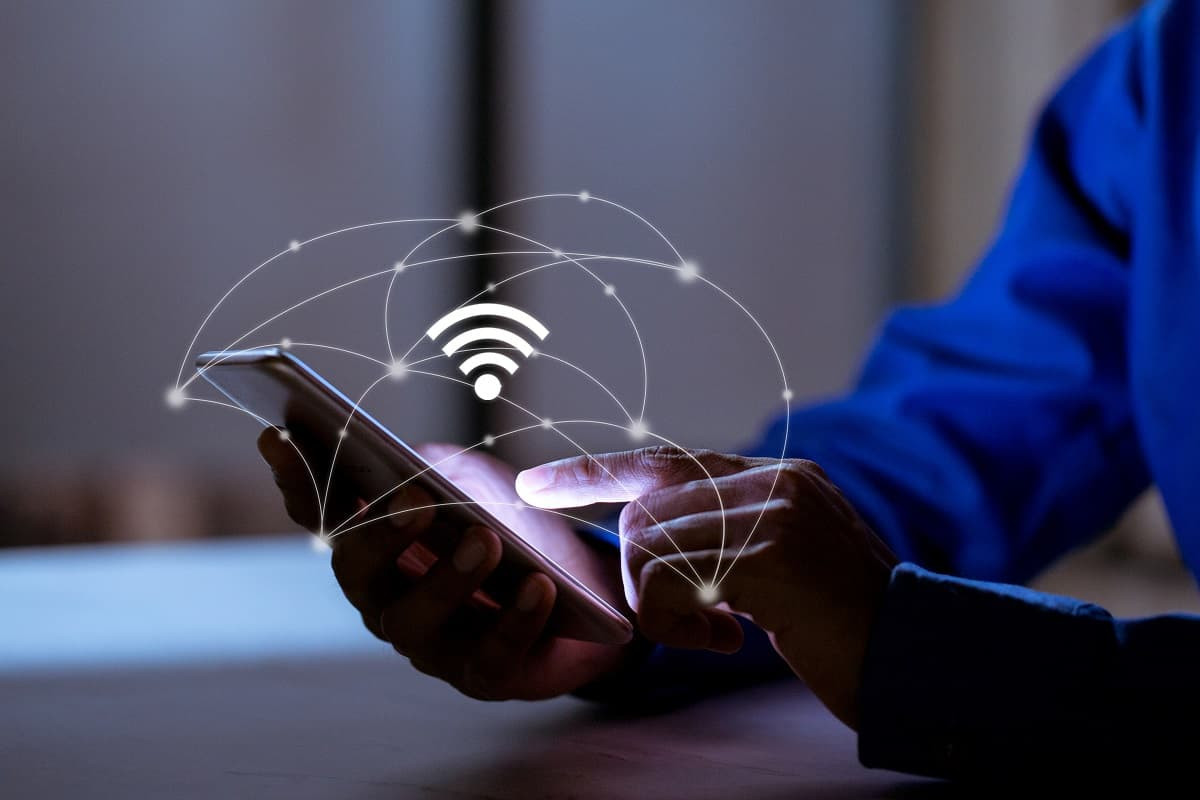 Symbole du Wi-Fi au-dessus d'un smartphone, performant Wi-Fi 6 en option chez RED by SFR