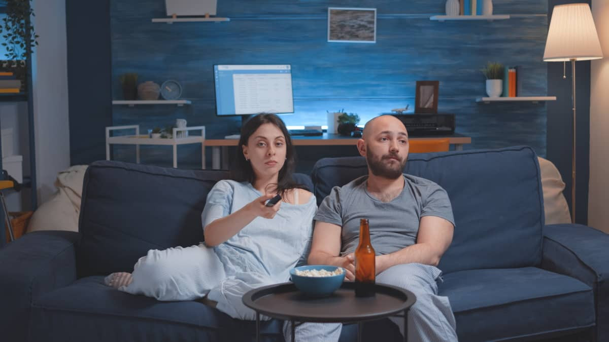 Couple devant TV grâce au 2ème décodeur option multi-TV