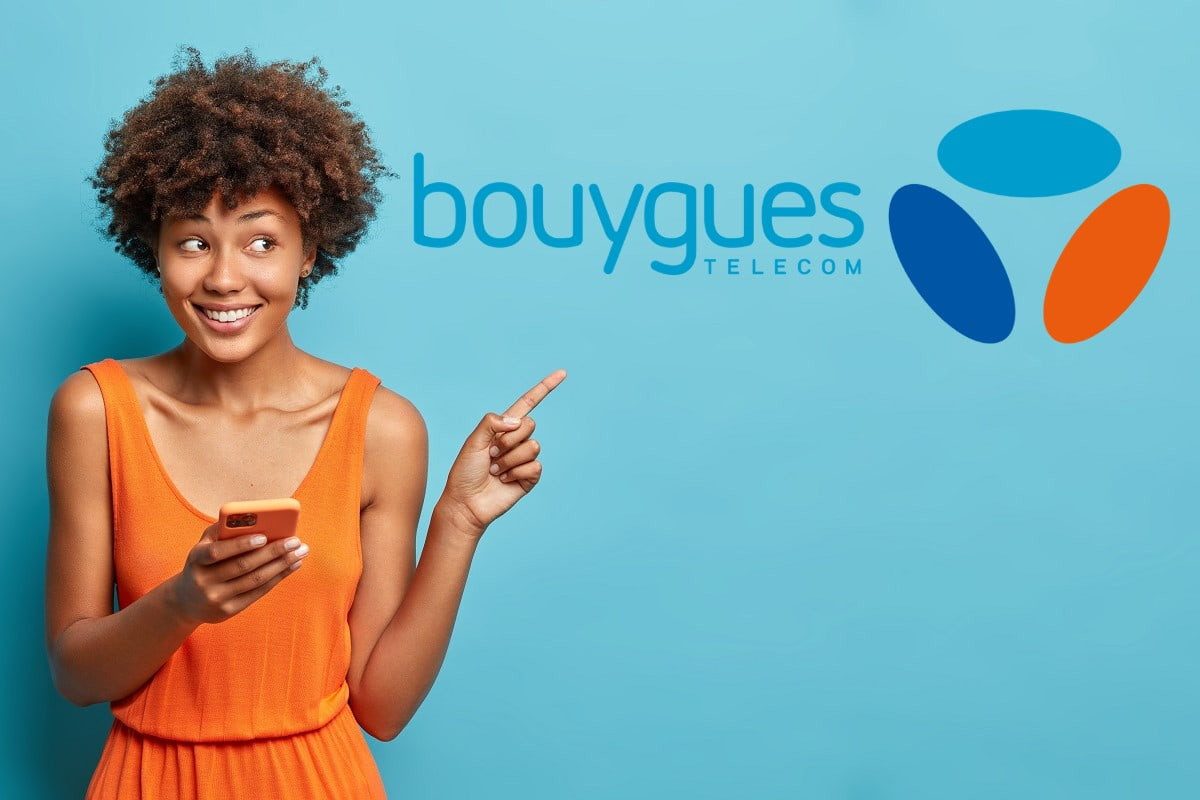 Femme sur fond turquoise montre logo de Bouygues Telecom car forfait 5G de 100 Go de B&YOU avec 2€ de réduction pour les abonnés Bbox "Pure Fibre"