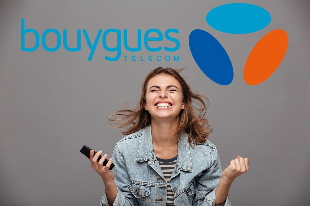 Femme avec smartphone et logo de Bouygues Telecom en fond, hyper contente de sa réduction sur le forfait 120 Go avec sa Bbox Pure Fibre