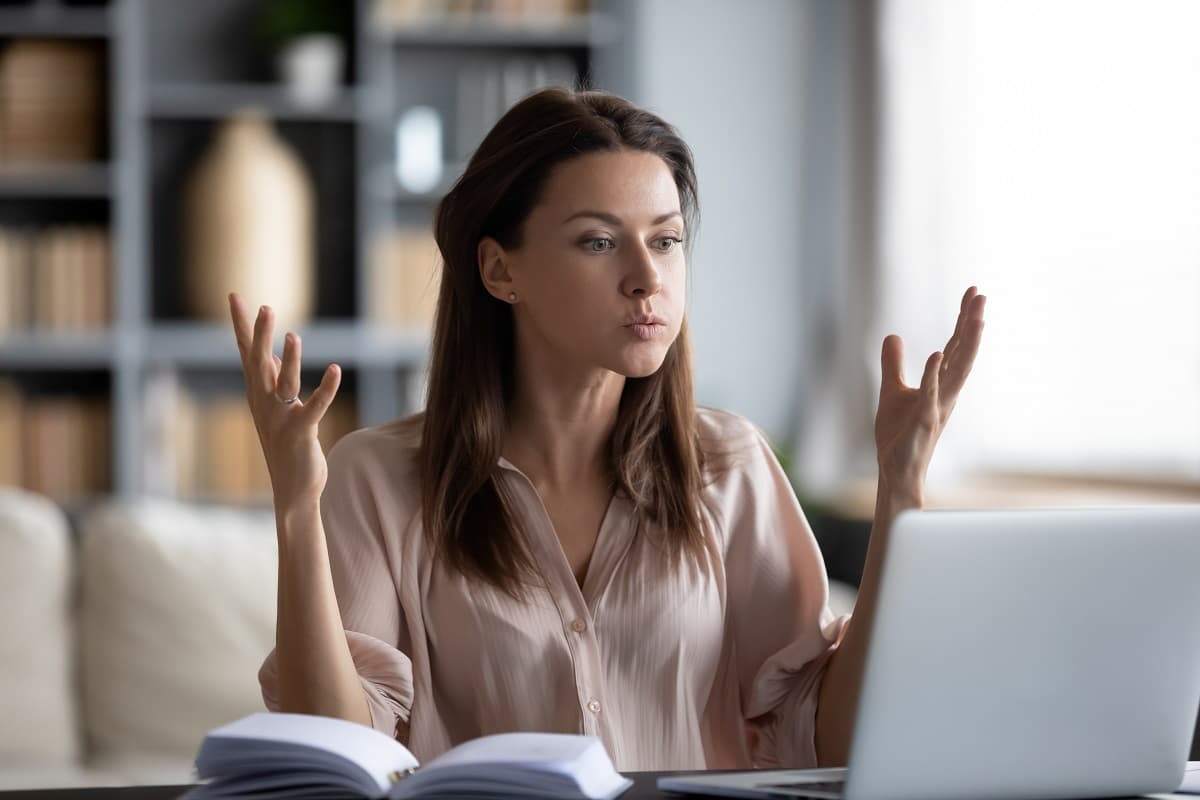 Fille souffle, bras levé, et râle car pense que c'est compliquer de trouver l'offre Internet idéale