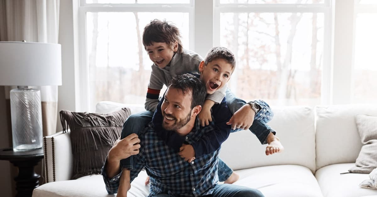 Homme avec 2 enfants qui jouent sur son dos, car fête des Pères et promos Samsung