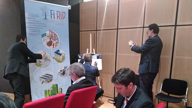 Signature de la Charte pas Nicolas Dupont-Aignan