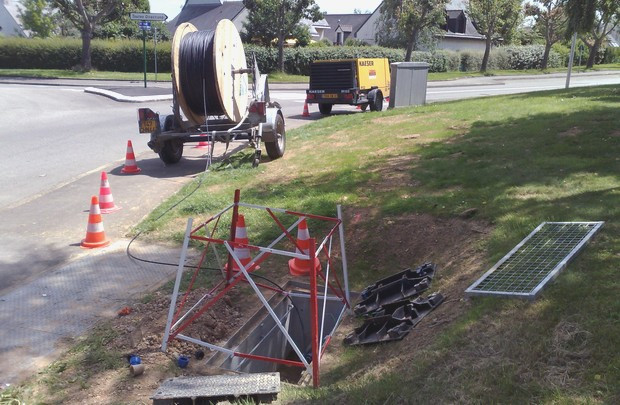 Déploiement de la fibre optique dans une rue en Bretagne