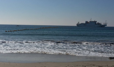 Le câble SEA-ME-WE-5 tiré entre la plage et le câblier Teliri d'Orange Marine