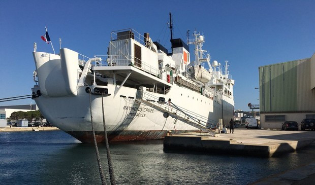 Le câblier Raymond Croze à quai dans le port de La Seyne sur Mer