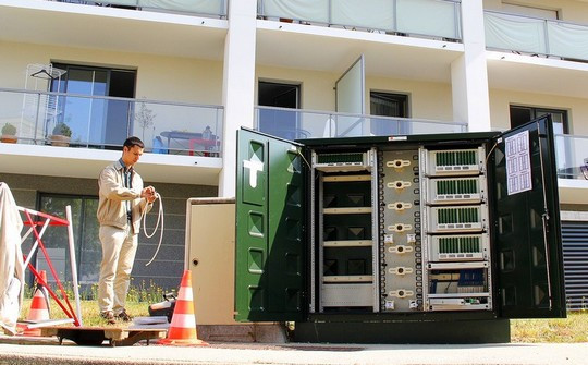 Orange déploie la fibre optique dans un point de mutualisation de zone