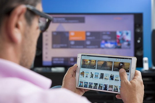 Un abonné Orange regarde une vidéo à la demande sur une tablette