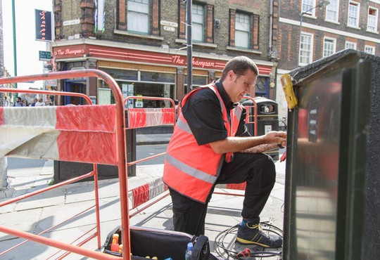 Technicien Virgin Media posant de la fibre en Angleterre